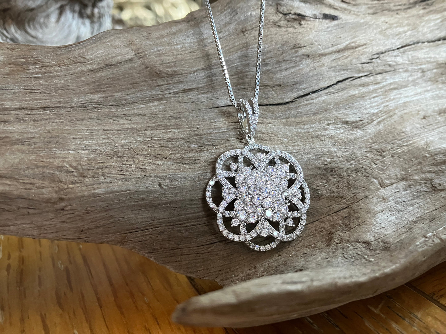 Diamanté 925 Floral design pendant